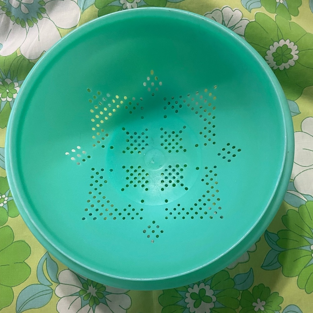 Tupperware strainer/ colander jadeite.
